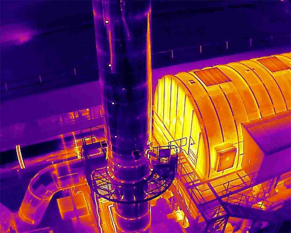 Inspección térmica industrial de instalación con conductos y depósito